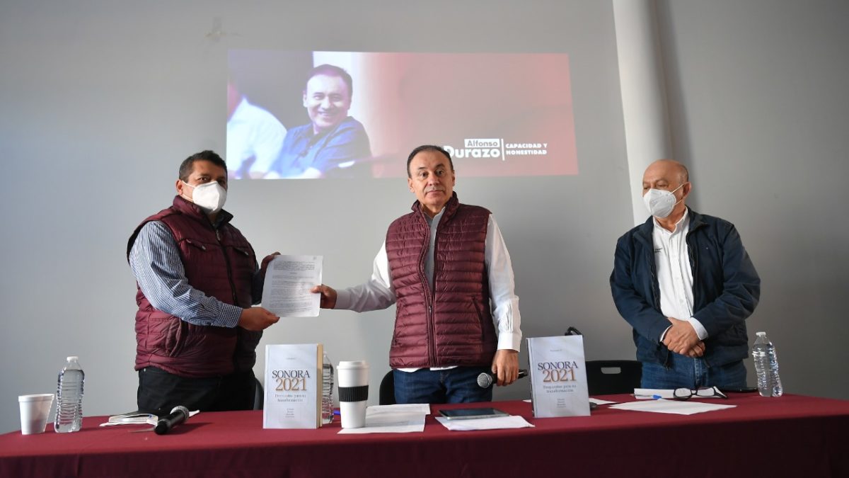 Alfonso Durazo firma el Manifiesto de Solvencia Moral e Integridad Pública.